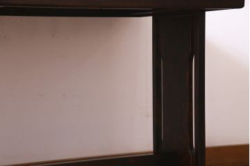 中古　神居民芸家具　西洋的なデザインが上品な4人掛けダイニングテーブル(食卓、机)(R-037037)