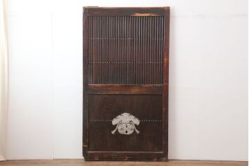 アンティーク建具　明治期　ヒノキ材　縁起物　巾着金具が存在感を放つ蔵戸(玄関戸、建具、引き戸)(R-037038)