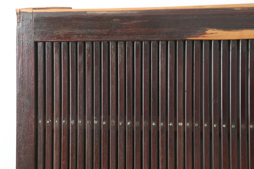 アンティーク建具　明治期　ヒノキ材　縁起物　巾着金具が存在感を放つ蔵戸(玄関戸、建具、引き戸)(R-037038)