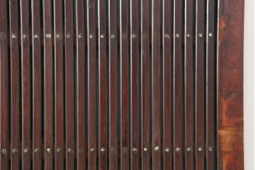 アンティーク建具　明治期　ヒノキ材　縁起物　巾着金具が存在感を放つ蔵戸(玄関戸、建具、引き戸)(R-037038)