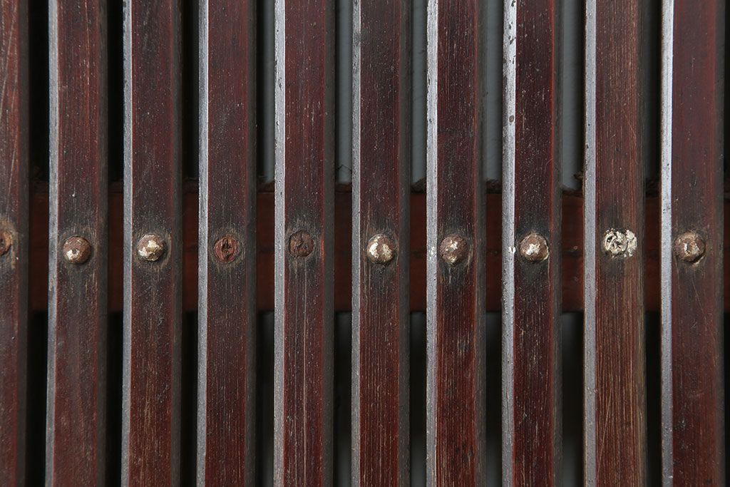 アンティーク建具　明治期　ヒノキ材　縁起物　巾着金具が存在感を放つ蔵戸(玄関戸、建具、引き戸)(R-037038)