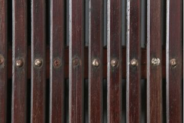 アンティーク建具　明治期　ヒノキ材　縁起物　巾着金具が存在感を放つ蔵戸(玄関戸、建具、引き戸)(R-037038)