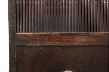 アンティーク建具　明治期　ヒノキ材　縁起物　巾着金具が存在感を放つ蔵戸(玄関戸、建具、引き戸)(R-037038)