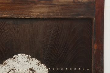 アンティーク建具　明治期　ヒノキ材　縁起物　巾着金具が存在感を放つ蔵戸(玄関戸、建具、引き戸)(R-037038)