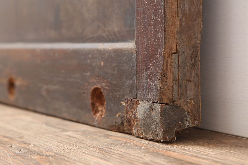 アンティーク建具　明治期　ヒノキ材　縁起物　巾着金具が存在感を放つ蔵戸(玄関戸、建具、引き戸)(R-037038)