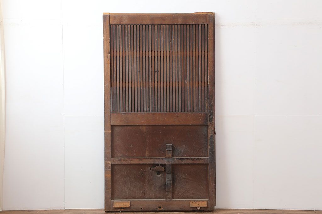アンティーク建具　明治期　ヒノキ材　縁起物　巾着金具が存在感を放つ蔵戸(玄関戸、建具、引き戸)(R-037038)