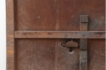 アンティーク建具　明治期　ヒノキ材　縁起物　巾着金具が存在感を放つ蔵戸(玄関戸、建具、引き戸)(R-037038)