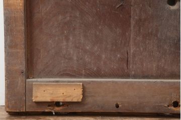 アンティーク建具　明治期　ヒノキ材　縁起物　巾着金具が存在感を放つ蔵戸(玄関戸、建具、引き戸)(R-037038)