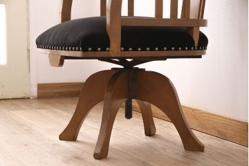 和製アンティーク　黒いファブリックに鋲が打たれた、メンズライクなデザインが格好いい回転チェア(回転椅子、ドクターチェア、椅子)(R-037043)