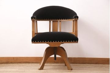 和製アンティーク　黒いファブリックに鋲が打たれた、メンズライクなデザインが格好いい回転チェア(回転椅子、ドクターチェア、椅子)(R-037043)