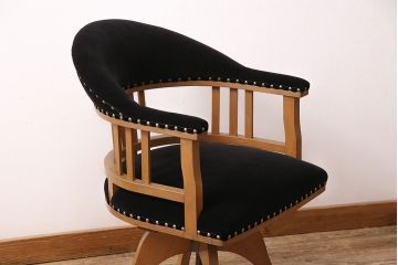 和製アンティーク　黒いファブリックに鋲が打たれた、メンズライクなデザインが格好いい回転チェア(回転椅子、ドクターチェア、椅子)(R-037043)