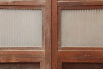アンティーク建具　腰板ケヤキ材　裏ガラス入り　上手物!和モダンスタイルにおすすめな格子戸2枚セット(ガラス帯戸、建具、引き戸)(R-037061)