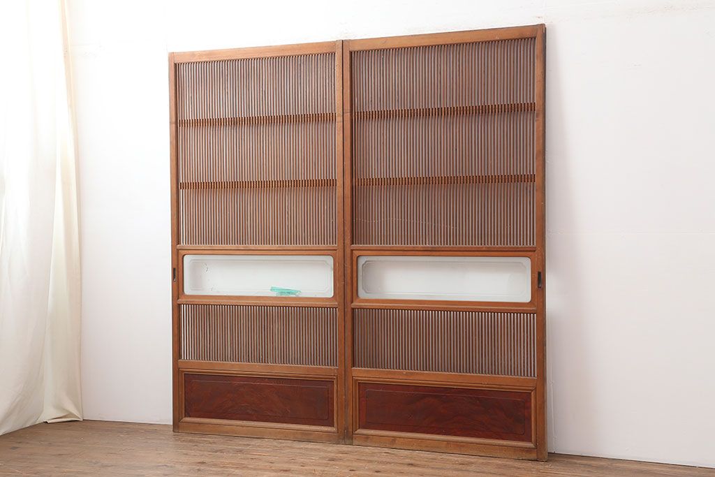 アンティーク建具　腰板ケヤキ材　上質な和の空間づくりにおすすめな格子戸2枚セット(建具、引き戸)(R-037080)