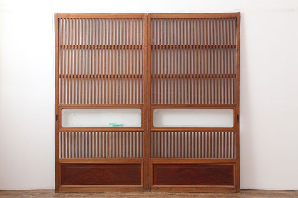 アンティーク建具　腰板ケヤキ材　上質な和の空間づくりにおすすめな格子戸2枚セット(建具、引き戸)(R-037080)