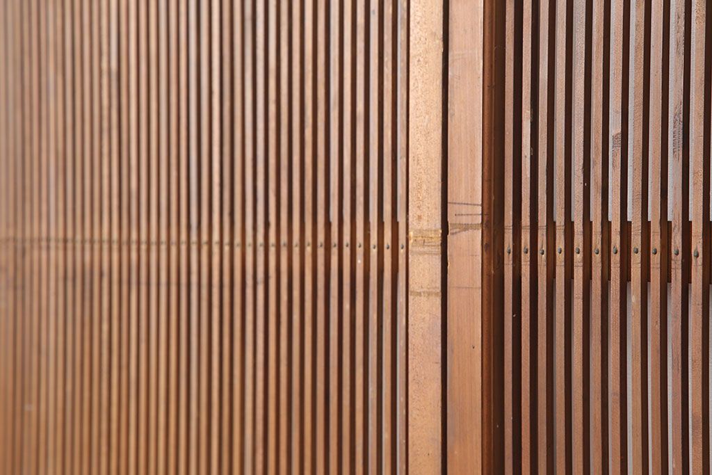 アンティーク建具　腰板ケヤキ材　上質な和の空間づくりにおすすめな格子戸2枚セット(建具、引き戸)(R-037080)