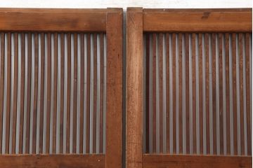 アンティーク建具　腰板ケヤキ材　上質な和の空間づくりにおすすめな格子戸2枚セット(建具、引き戸)(R-037080)