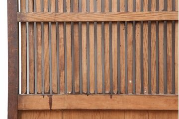 アンティーク建具　和製アンティーク　杉材　風格漂う格子戸1枚(蔵戸、玄関戸、引き戸)(R-037081)