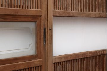 アンティーク建具　和製アンティーク　昭和中期　腰板ケヤキ材　裏障子付き!上品な和の空間づくりにおすすめな格子戸4枚セット(建具、引き戸)(R-037094)