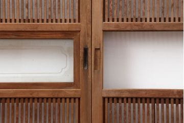 アンティーク建具　和製アンティーク　昭和中期　腰板ケヤキ材　裏障子付き!上品な和の空間づくりにおすすめな格子戸4枚セット(建具、引き戸)(R-037094)
