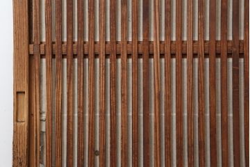 アンティーク建具　昭和初期　裏障子付き　縦桟が上品な雰囲気を醸し出す格子戸2枚セット(建具、引き戸)(R-037095)