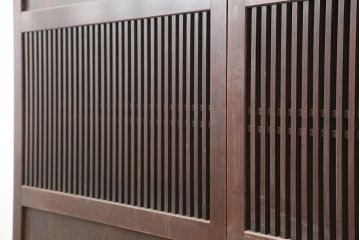 アンティーク建具　和モダンにもおすすめな格子帯戸2枚セット(板戸、引き戸)(R-037098)