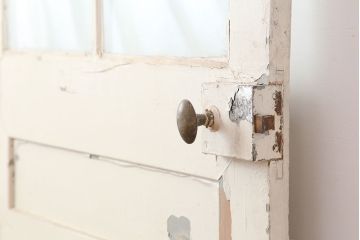 アンティーク建具　フランスアンティーク　ガラス入り　素朴な風合いのホワイトペイントが素敵な木製ドア(扉、建具)(R-037119)