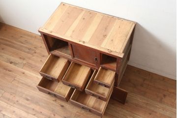 アンティーク家具　昭和初期　組子入り　前面ヒノキ材・欅(ケヤキ)材　和レトロな雰囲気が魅力の収納箪笥(関東水屋箪笥、水屋箪笥、キャビネット、収納棚)(R-037136)