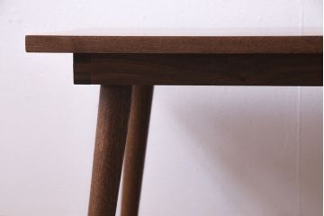 中古　ウォールナット天板　脚付きリメイク　シンプルで取り入れやすいセンターテーブル・小(ローテーブル)(R-037139)