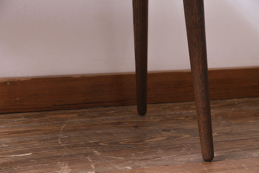 中古　ウォールナット天板　脚付きリメイク　シンプルで取り入れやすいセンターテーブル・小(ローテーブル)(R-037139)