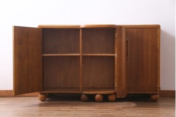 アンティーク家具　イギリスアンティーク　E.GOMME社　オーク材　堂々とした佇まいと温かみのある雰囲気が魅力のサイドボード(キャビネット、収納棚)