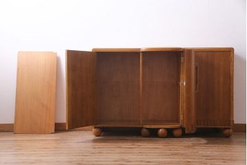 アンティーク家具　イギリスアンティーク　E.GOMME社　オーク材　堂々とした佇まいと温かみのある雰囲気が魅力のサイドボード(キャビネット、収納棚)