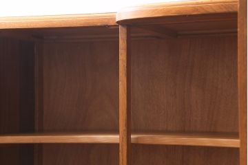 アンティーク家具　イギリスアンティーク　E.GOMME社　オーク材　堂々とした佇まいと温かみのある雰囲気が魅力のサイドボード(キャビネット、収納棚)