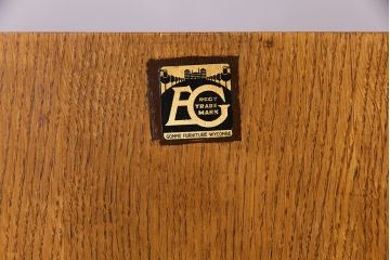 アンティーク家具　イギリスアンティーク　E.GOMME社　オーク材　堂々とした佇まいと温かみのある雰囲気が魅力のサイドボード(キャビネット、収納棚)