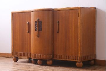 アンティーク家具　イギリスアンティーク　E.GOMME社　オーク材　堂々とした佇まいと温かみのある雰囲気が魅力のサイドボード(キャビネット、収納棚)