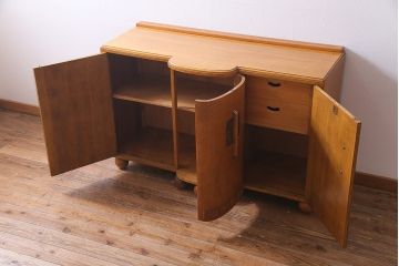 アンティーク家具　イギリスアンティーク　E.GOMME社　オーク材　堂々とした佇まいと温かみのある雰囲気が魅力のサイドボード(キャビネット、収納棚)