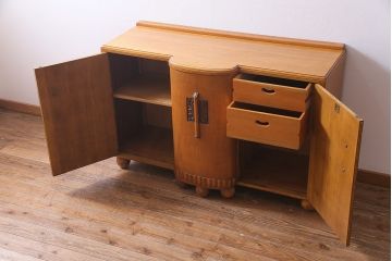 アンティーク家具　イギリスアンティーク　E.GOMME社　オーク材　堂々とした佇まいと温かみのある雰囲気が魅力のサイドボード(キャビネット、収納棚)