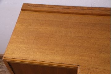 アンティーク家具　イギリスアンティーク　E.GOMME社　オーク材　堂々とした佇まいと温かみのある雰囲気が魅力のサイドボード(キャビネット、収納棚)