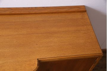 アンティーク家具　イギリスアンティーク　E.GOMME社　オーク材　堂々とした佇まいと温かみのある雰囲気が魅力のサイドボード(キャビネット、収納棚)
