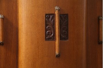 アンティーク家具　イギリスアンティーク　E.GOMME社　オーク材　堂々とした佇まいと温かみのある雰囲気が魅力のサイドボード(キャビネット、収納棚)