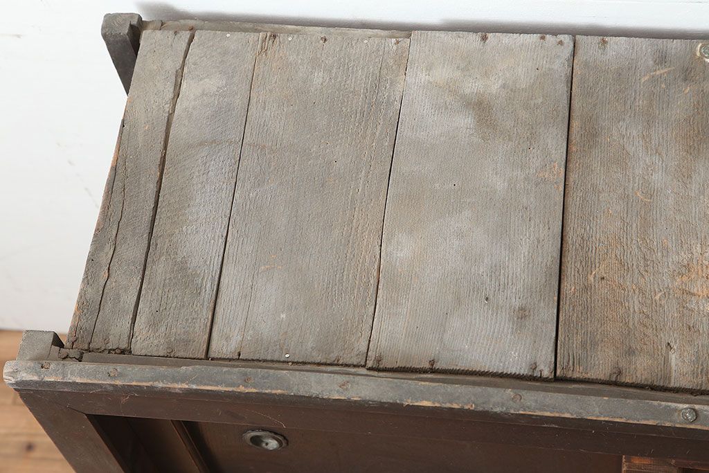 アンティーク家具　前面ケヤキ材・ヒノキ材　透かしの意匠が目をひく水屋箪笥サイドボード(テレビ台、収納棚)(R-037147)