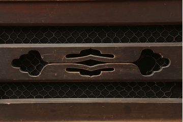 アンティーク家具　前面ケヤキ材・ヒノキ材　透かしの意匠が目をひく水屋箪笥サイドボード(テレビ台、収納棚)(R-037147)