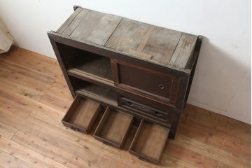 アンティーク家具　前面ケヤキ材・ヒノキ材　透かしの意匠が目をひく水屋箪笥サイドボード(テレビ台、収納棚)(R-037147)