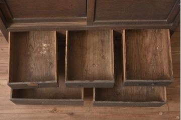 アンティーク家具　前面ケヤキ材　ダイナミックな杢目が魅力の収納箪笥(関東水屋箪笥、キャビネット、収納棚)(R-037151)