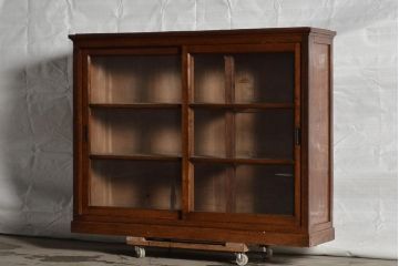 レトロ家具　シンプルで使いやすい木製キャビネット(戸棚、飾り棚、収納棚)(R-037153)