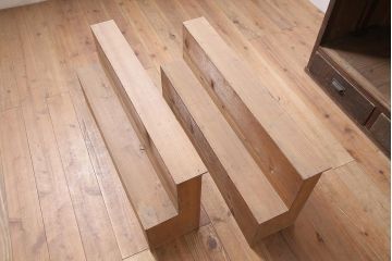 アンティーク家具　大正昭和初期　段差付きの棚がディスプレイに活躍するキャビネット(収納棚、飾り棚)(R-037154)