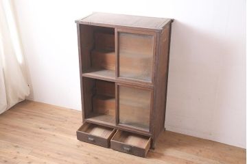 アンティーク家具　大正昭和初期　段差付きの棚がディスプレイに活躍するキャビネット(収納棚、飾り棚)(R-037154)