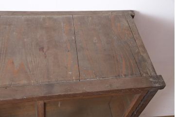 アンティーク家具　大正昭和初期　段差付きの棚がディスプレイに活躍するキャビネット(収納棚、飾り棚)(R-037154)