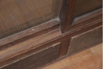 アンティーク家具　大正昭和初期　段差付きの棚がディスプレイに活躍するキャビネット(収納棚、飾り棚)(R-037154)