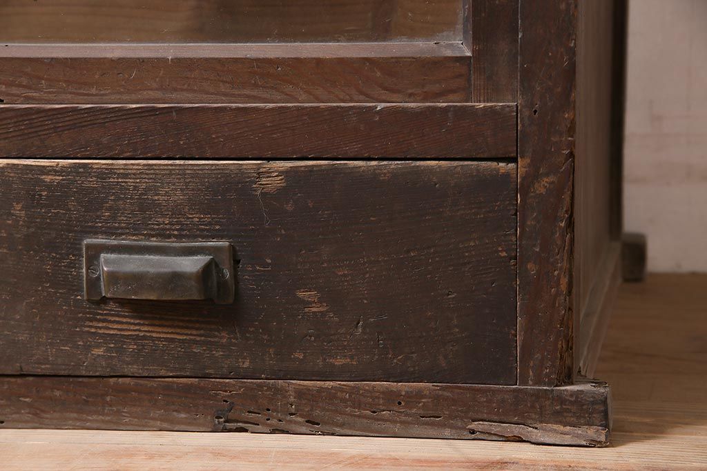 アンティーク家具　大正昭和初期　段差付きの棚がディスプレイに活躍するキャビネット(収納棚、飾り棚)(R-037154)