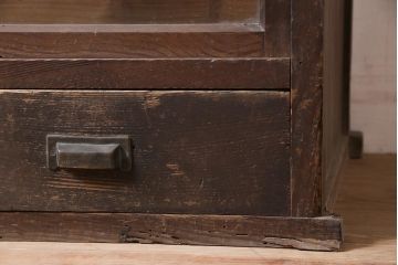 アンティーク家具　大正昭和初期　段差付きの棚がディスプレイに活躍するキャビネット(収納棚、飾り棚)(R-037154)